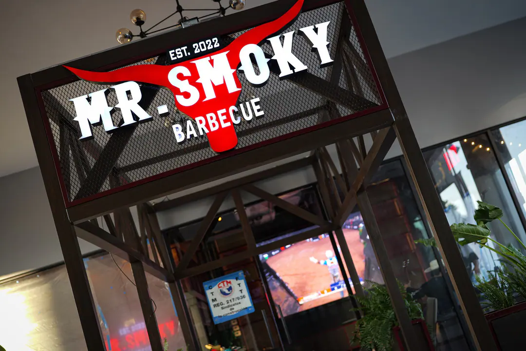 El letrero original de Mr. Smoky sobre la entrada de cristal