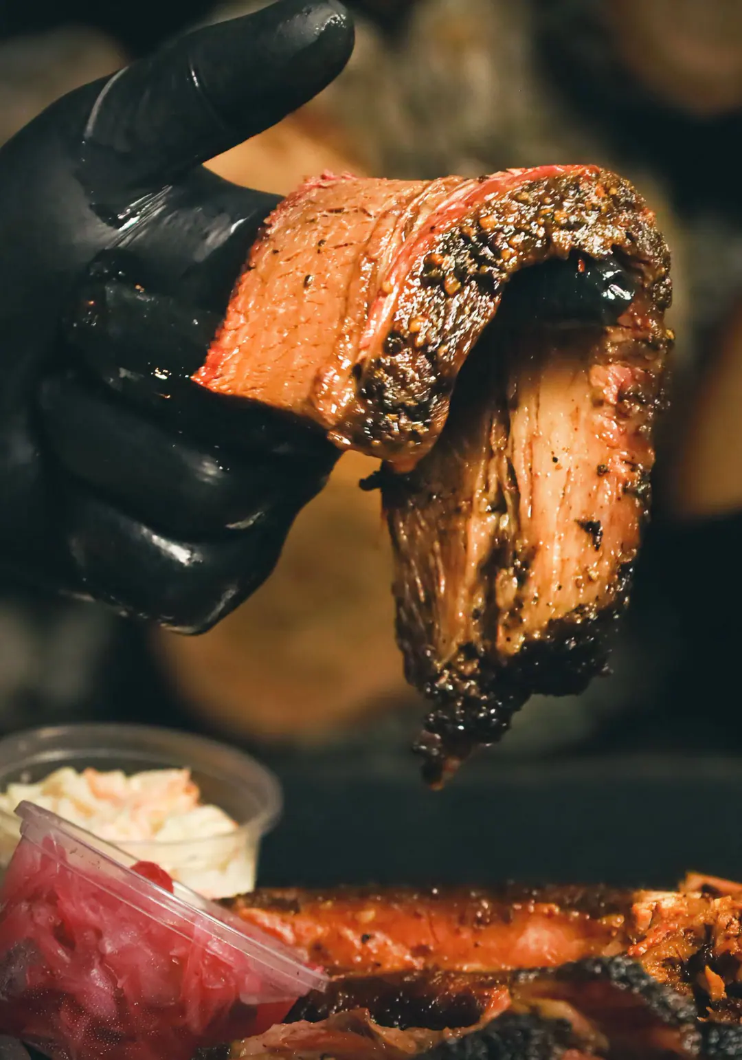Una pieza de brisket recién cortada, con su corteza ahumada y carne jugosa