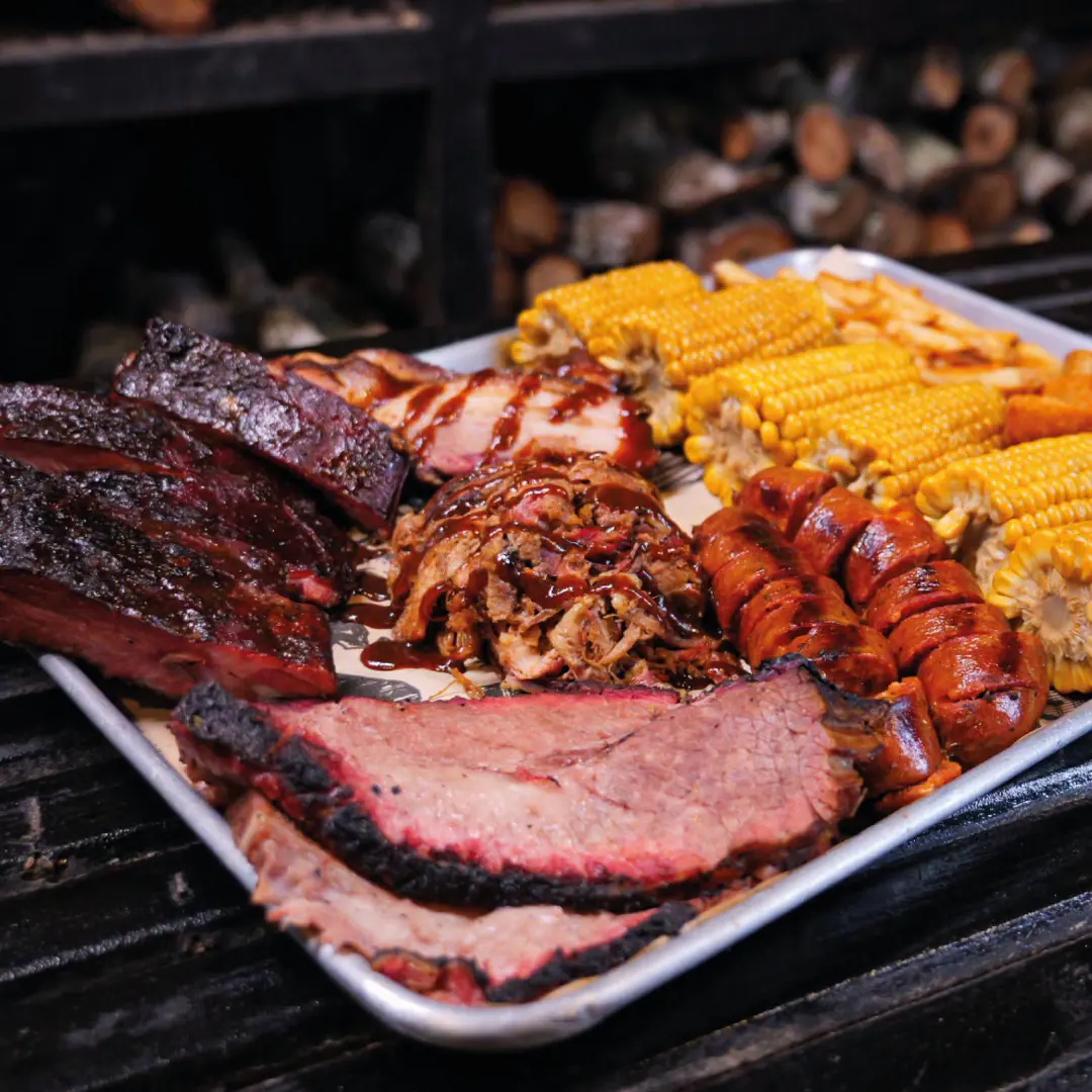 Charola real de Mr. Smoky con brisket, costillas, pulled pork y elotes