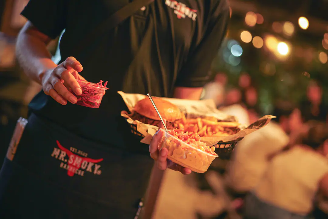 Servicio de hamburguesas y guarniciones en Mr. Smoky